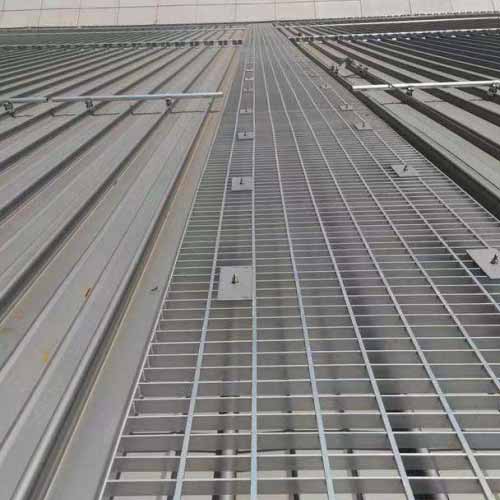 The Safety Benefits of a Non-Slip Platform Grating Surface