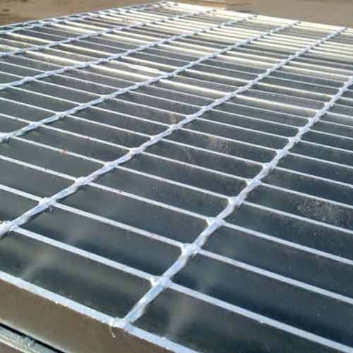 Drainage Efficiency Optimization in Perforated Platform Grating Designs